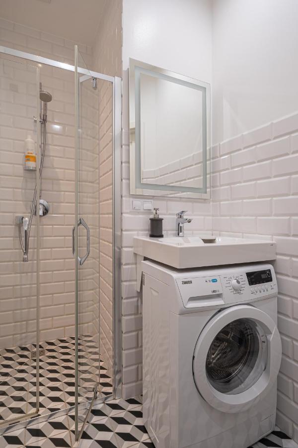 Stylish Studio Close To City Center, Cafes & Parks & Local Dining Riga Kültér fotó